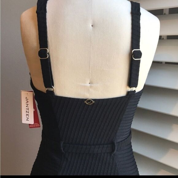 Jantzen size 6 Textured black belted swimsuit - Picture 6 of 9